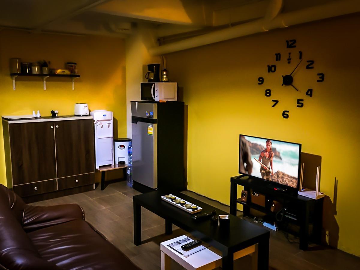 Artistel (Adults Only) Vandrarhem Chiang Mai Exteriör bild