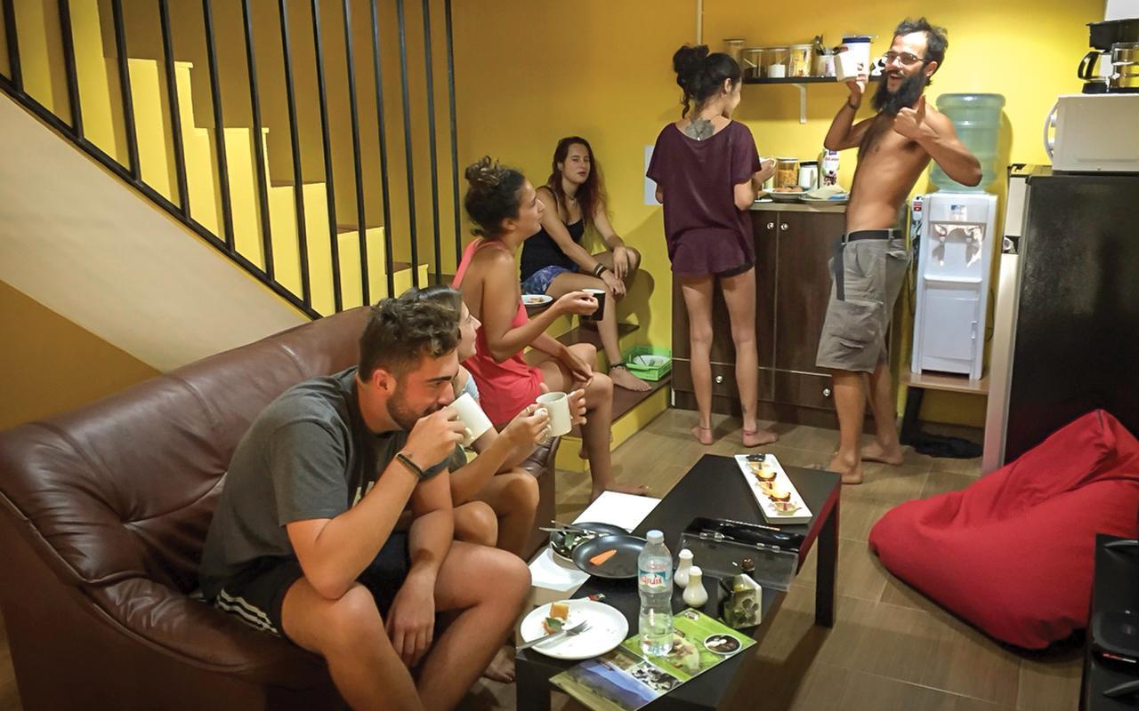 Artistel (Adults Only) Vandrarhem Chiang Mai Exteriör bild